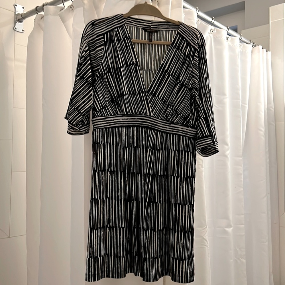 Great condition BCBG Max Azria b&w dress - size L. Incredibly comfortable.